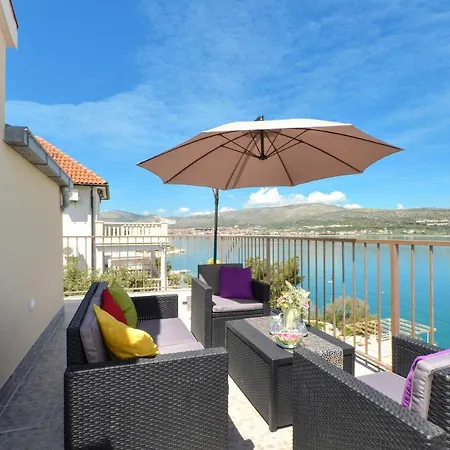 Appartamento With A Sea View Terrace, Ciovo Near Traù